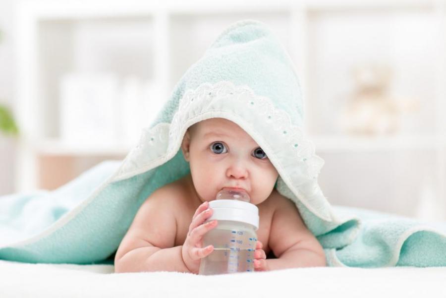 Кога и как да дадем вода на бебето