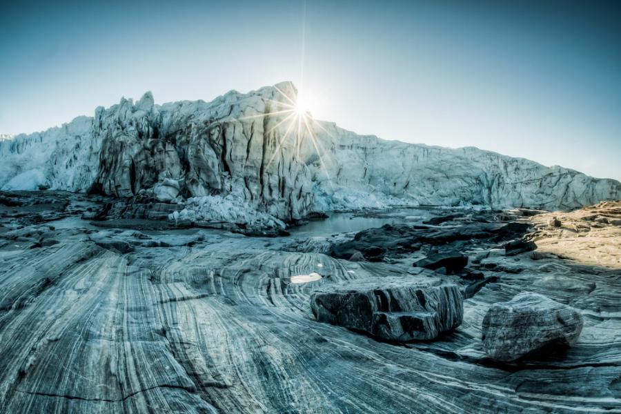 Гигантски кратер под Гренландия, образуван от астероид или комета, е на 58 млн. години