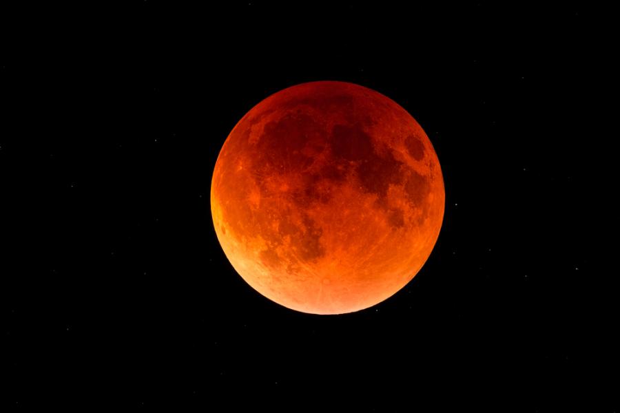 Как да наблюдавате днешното наистина специално пълно лунно затъмнение