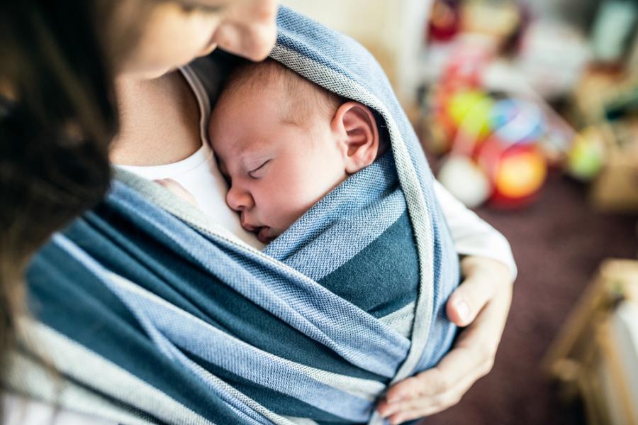 В слинг или в раница: как да носите бебето