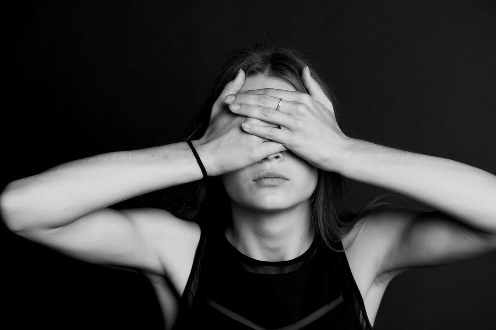 Коронавирус: как да избягаме от спиралата на тревожността и страха