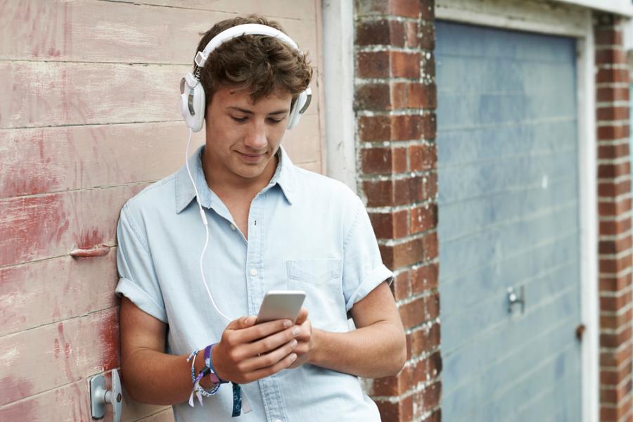 Използването на мобилен телефон до два часа на ден намалява риска от психични проблеми, сочи проучване