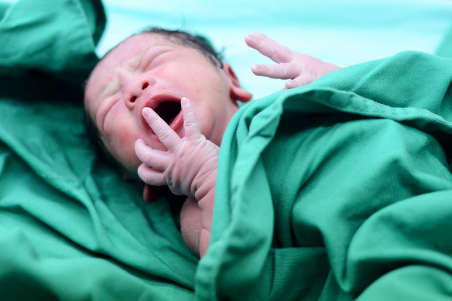 Роди се първото (документирано) бебе с антитела срещу COVID-19, след като майката е била ваксинирана по време на бременността