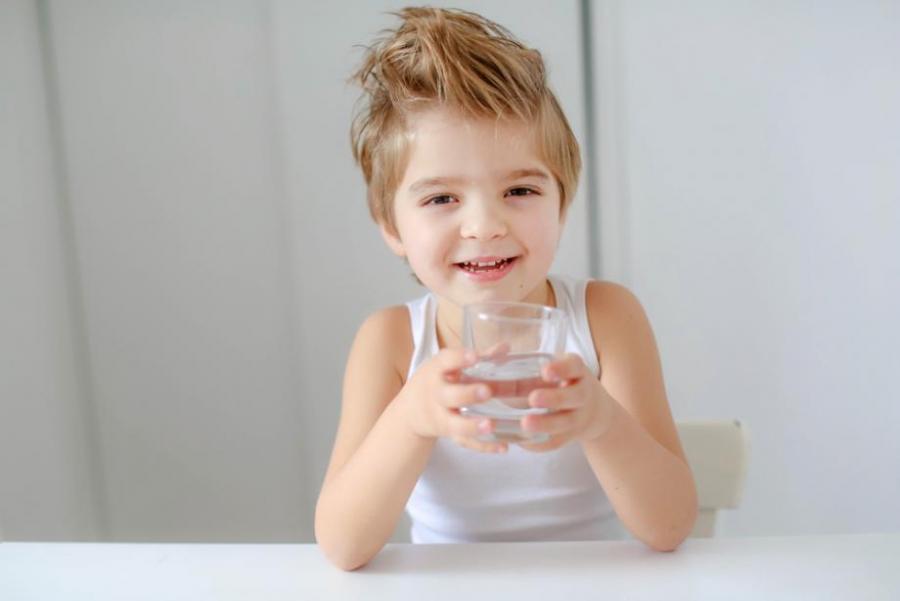 Колко вода трябва да пие бебето и малкото дете