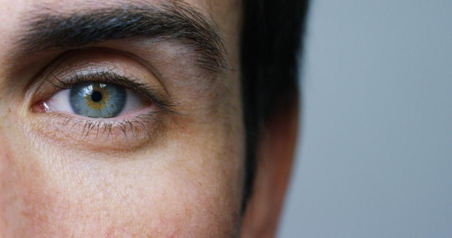 Проучване показва, чe движенията на очите намаляват, когато се напрягаме да слушаме