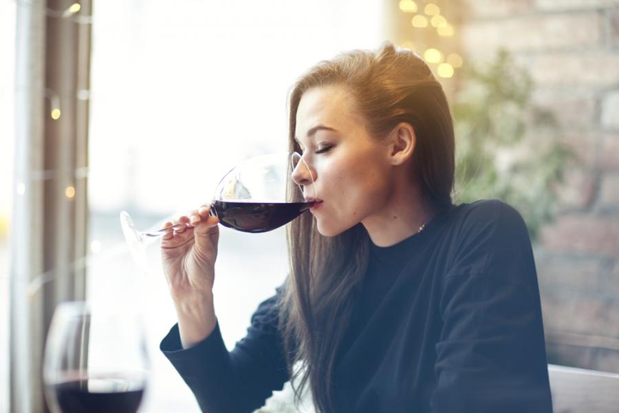 Дамите с висше консумират повече алкохол
