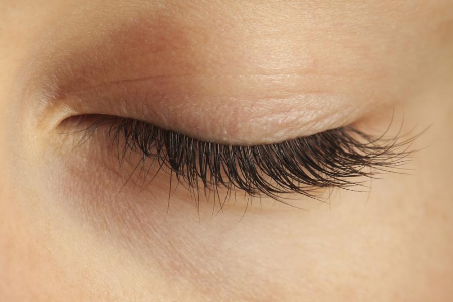 Защо хората затварят очи при разговор?