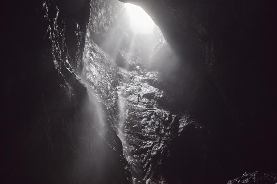 Австралийски спелеолози поставиха нов рекорд, като се спуснаха на повече от 400 метра под земната повърхност в Тасмания