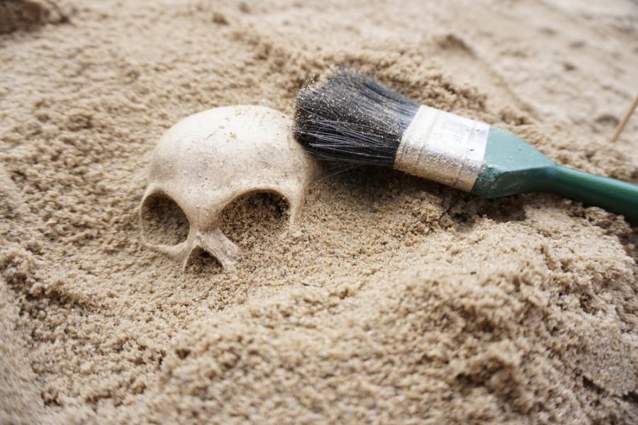 Испански археолози се опитват да разкрият загадката на скелети, открити в пещера на Канарските острови