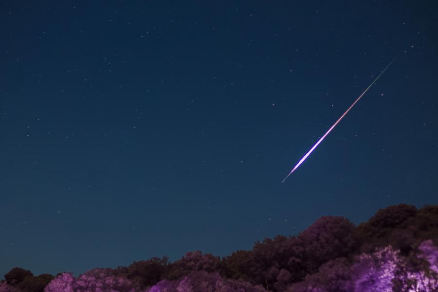 Тази вечер метеорният поток от Халеевата комета достига своя пик