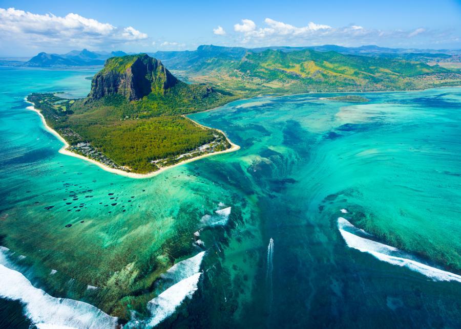 Подводният водопад край Мавриций – една красива оптична измама