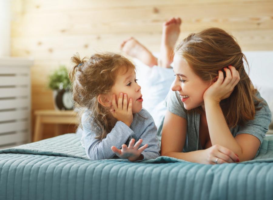 Децата, които слушат от ранна възраст как родителите им разговарят, порастват с по-добри умствени умения