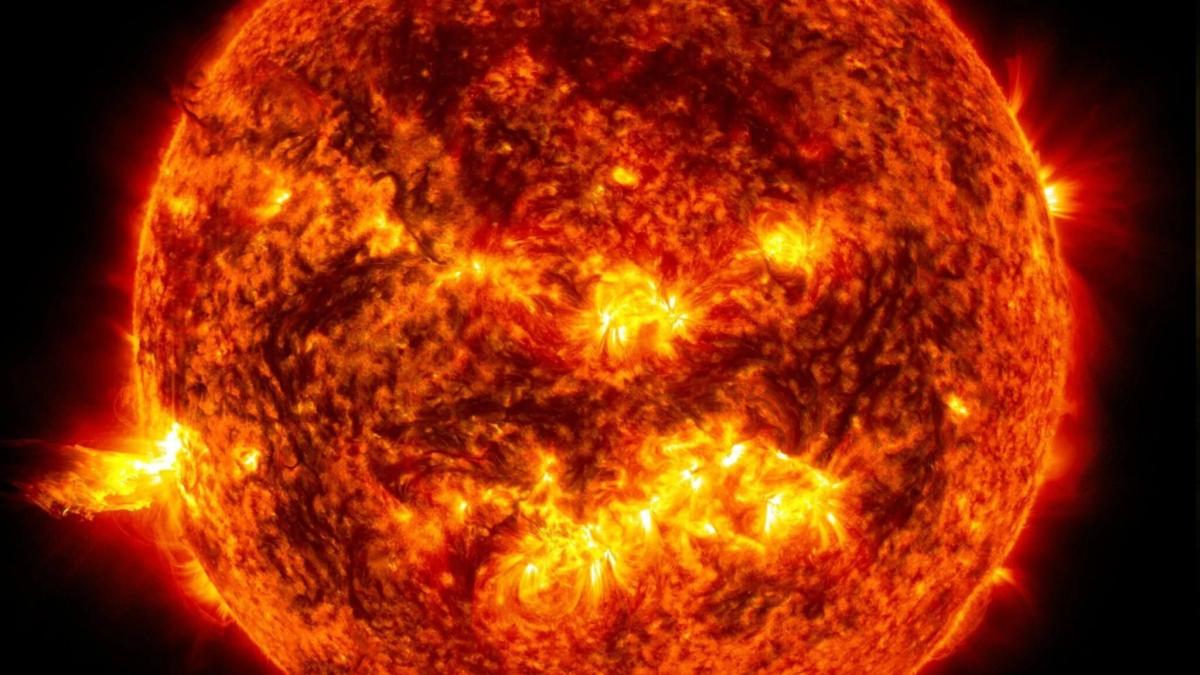 Учени пресъздадоха слънчеви изригвания в лаборатория и може би са на път да разгадаят една от най-големите мистерии на Слънцето