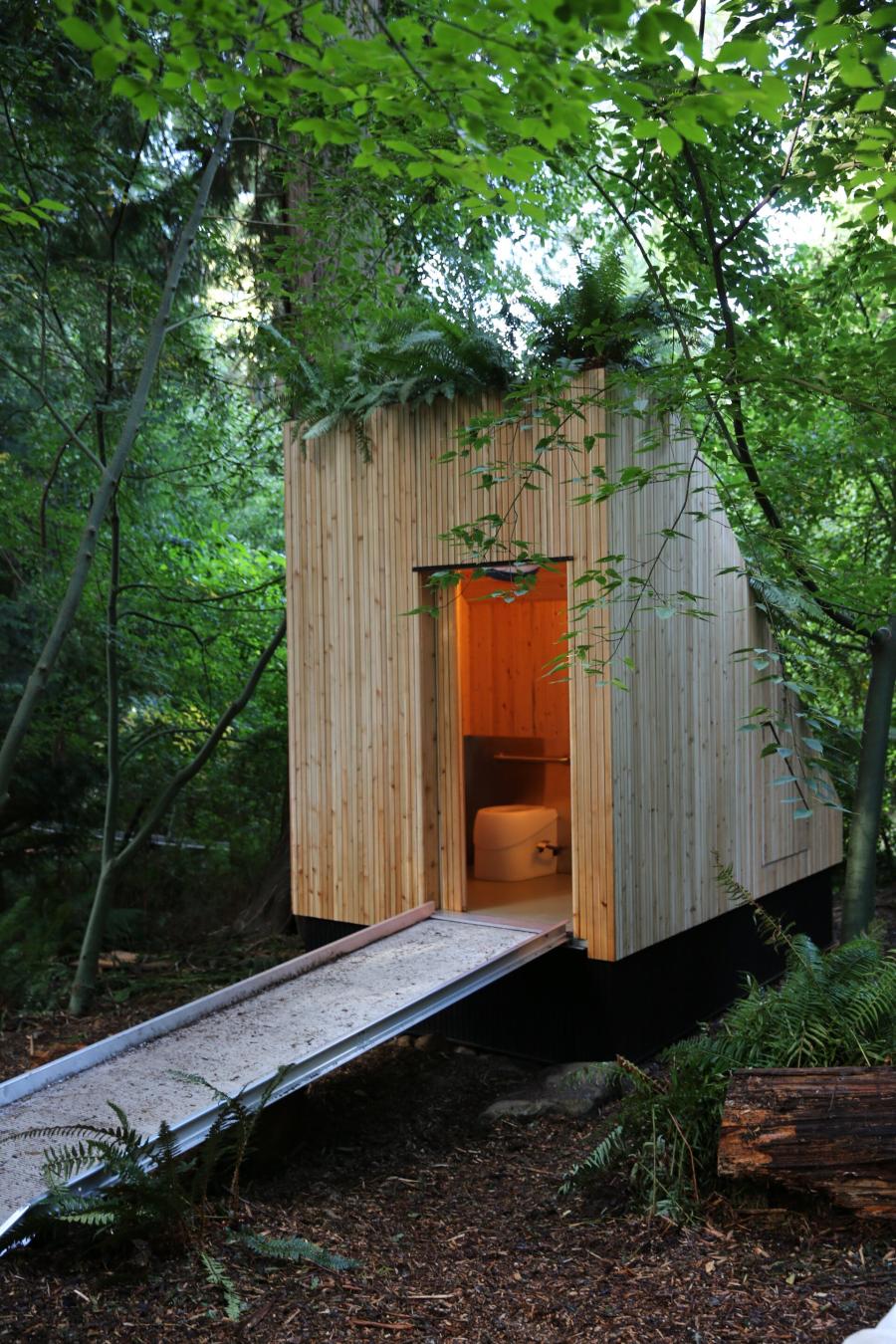 Първата в света „захранвана от гъби“ тоалетна, която работи без вода, се появи в ботаническа градина