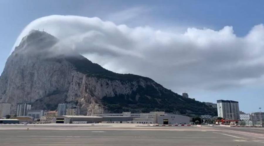 Вижте как този облак се „стича“ като водопад по Гибралтарската скала
