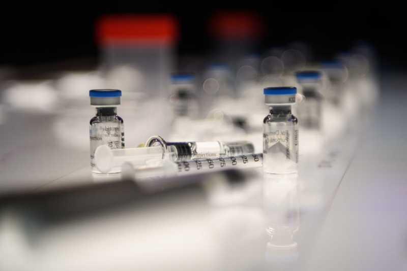 Френската агенция по лекарствата анализира страничните ефекти от ваксинитe срещу COVID-19