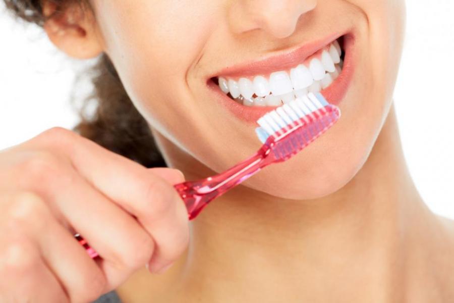 Миенето на зъбите преди ядене помага за добрата зъбна хигиена