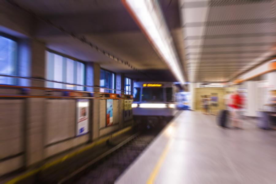 Какво да направите, ако паднете върху релсите на метрото 