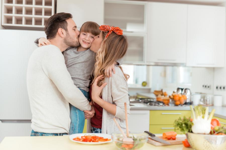 Щастливите хора са отгледани от родители, които правят тези 3 неща