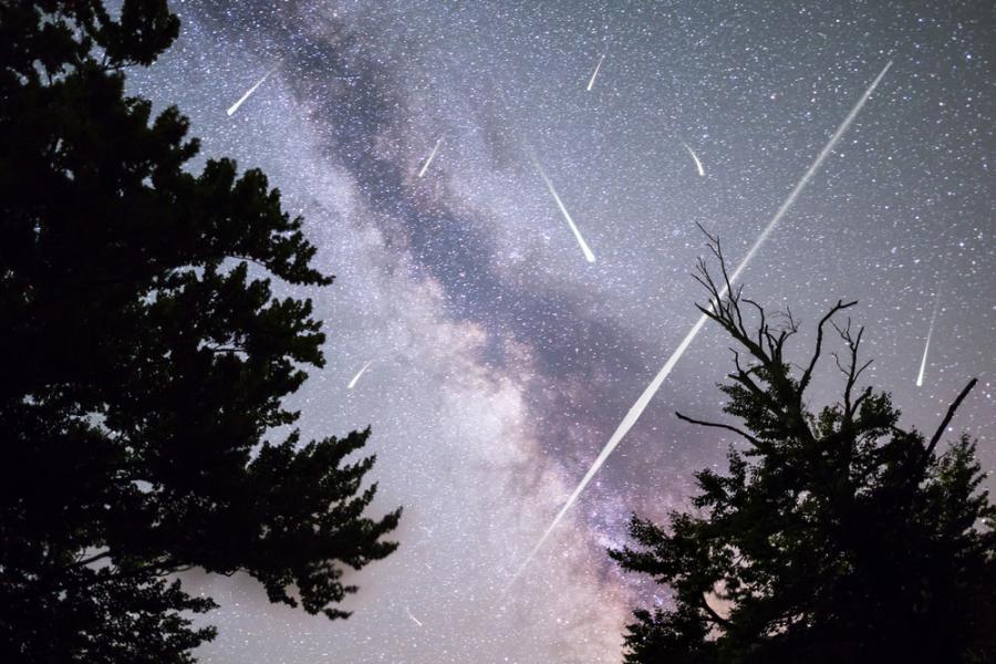 Очаквайте зрелищен звезден дъжд тази нощ: До 100 метеора на час!