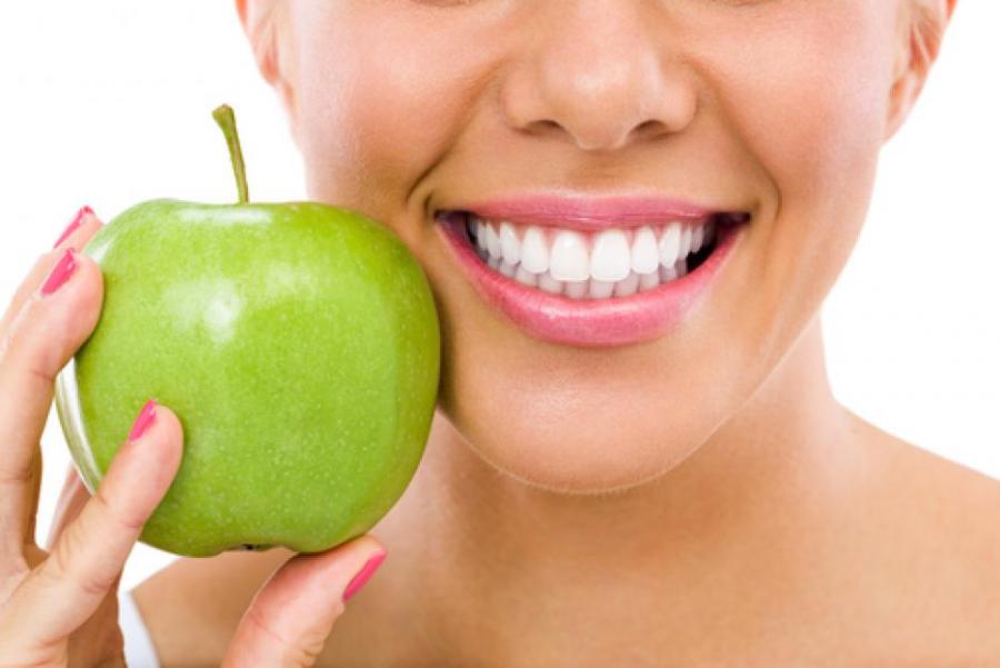 9 храни, които естествено почистват и избелват зъбите 