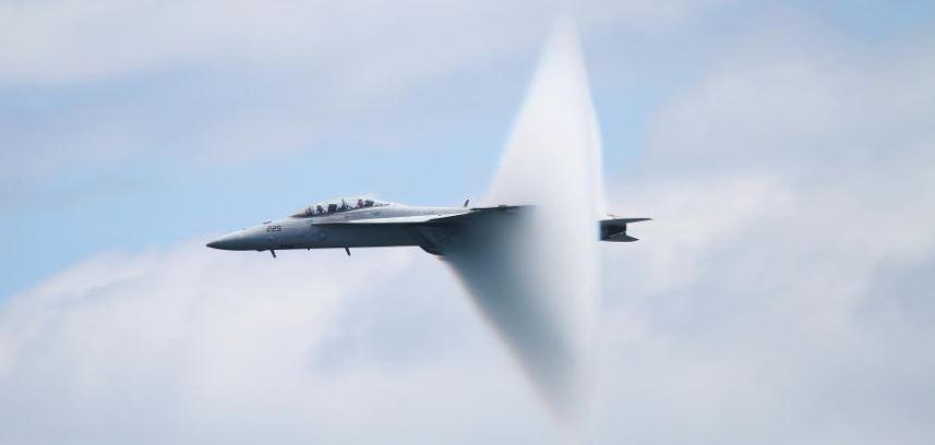 Невероятни снимки на ударни вълни при полет на свърхзвукови самолети