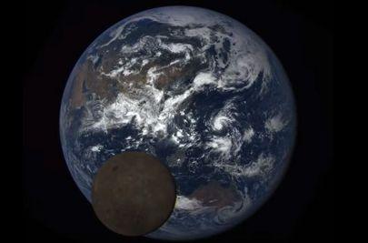 Луната разваля перфектната снимка на Земята
