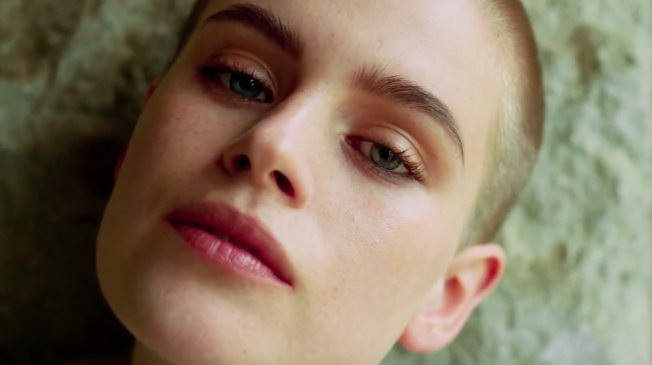 Реклама на H&M руши стереотипа как трябва да се държи една дама