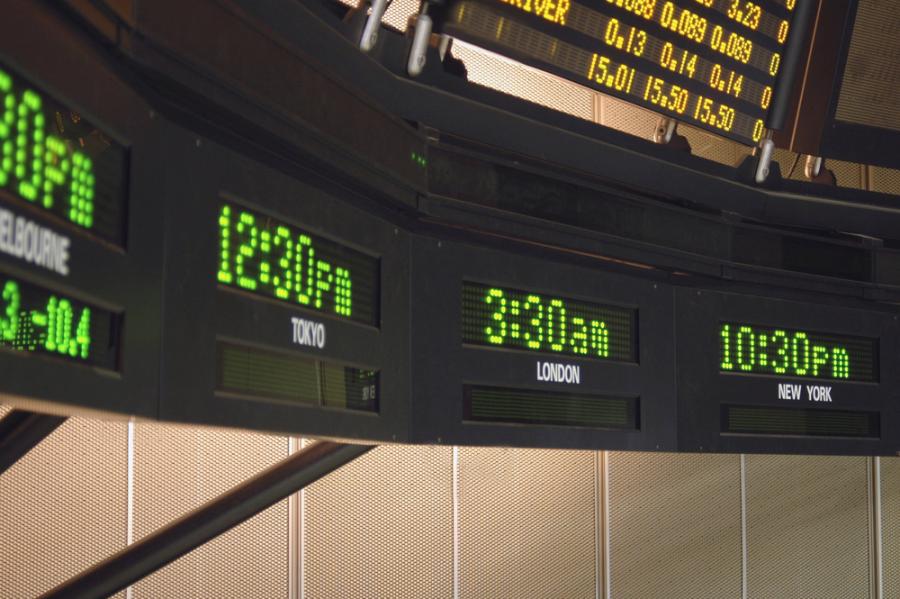 Какво означават съкращенията AM и PM?