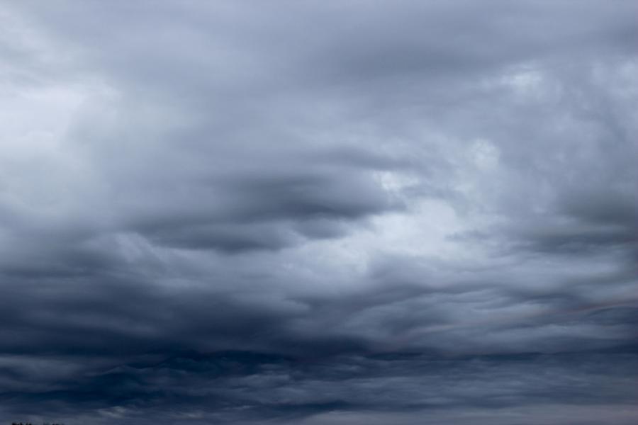 Това невероятно видео ни припомня, че и облаците могат да се държат като течност