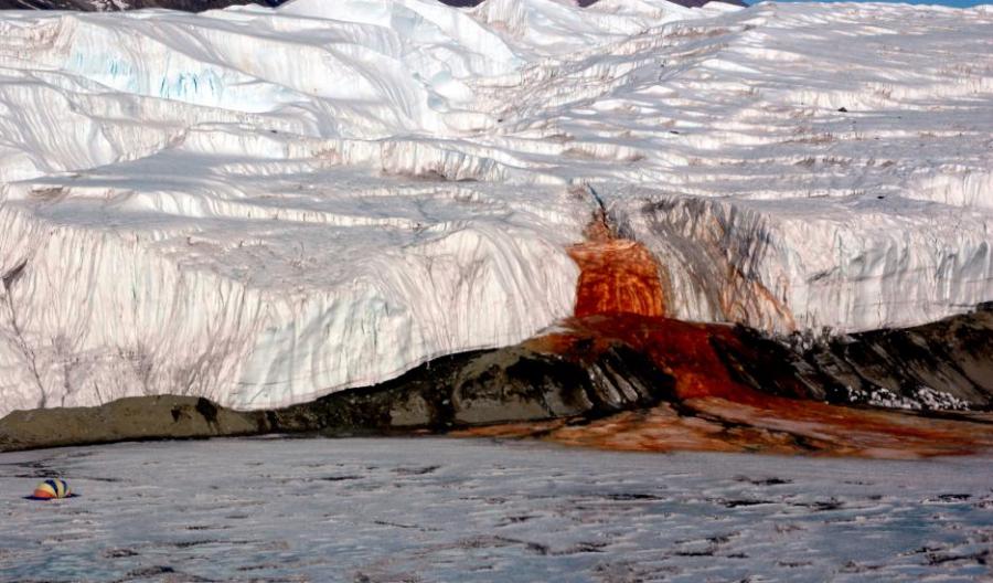 Учени разрешиха стогодишната загадка на Кървавия водопад в Антарктида