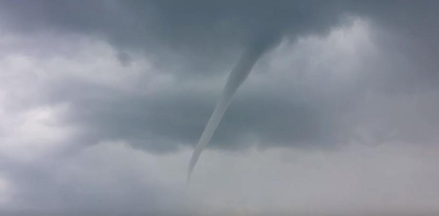 Вижте уникалните кадри на смерча, който премина над Розовата долина