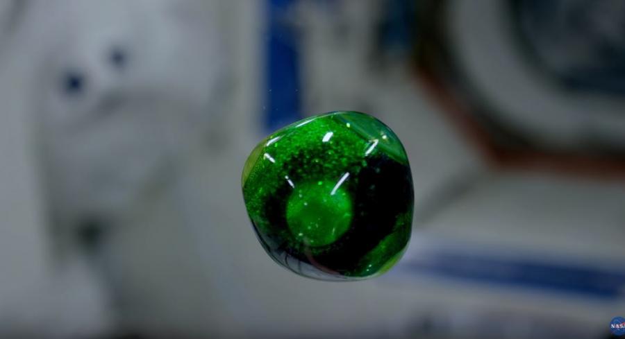 Вижте този особено красив експеримент с цветни течности в Космоса