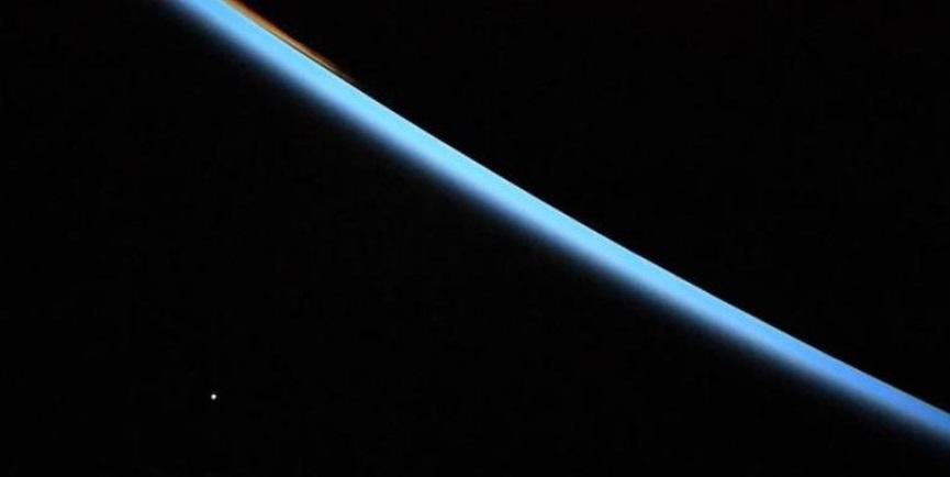 Една поразителна гледка към Венера от Международната космическа станция