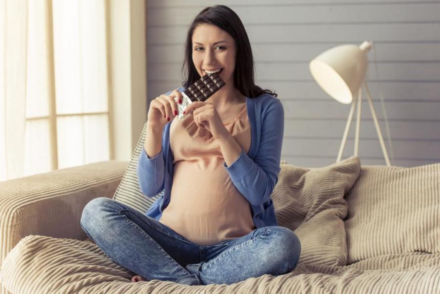 Защо бременната трябва да яде шоколад 