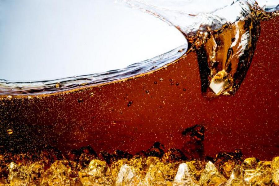 Гореща лава среща кутийка Кока-Кола (видео)