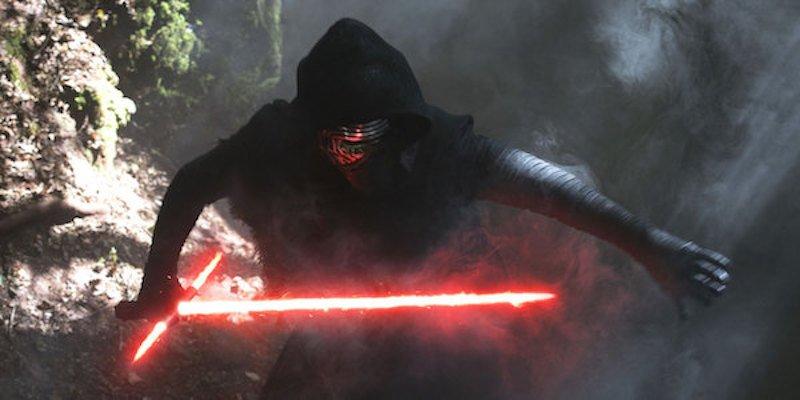 Защо светлинните мечове на последователите на Тъмната страна в Star Wars винаги са червени?