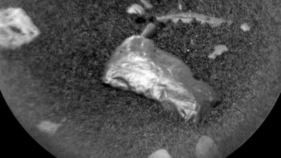 „Кюриосити“ откри мистериозен лъскав обект на Марс