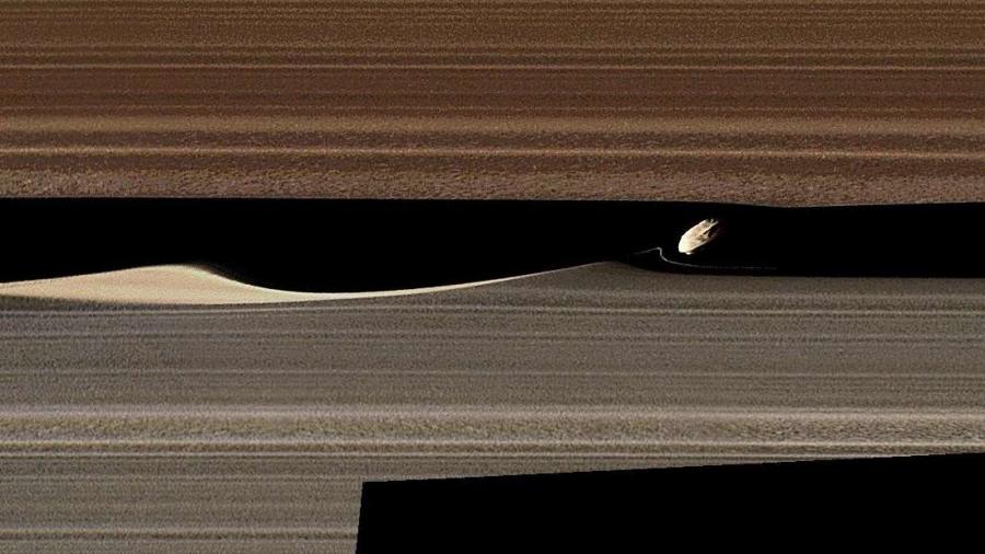 Откриха странни структури в пръстените на Сатурн