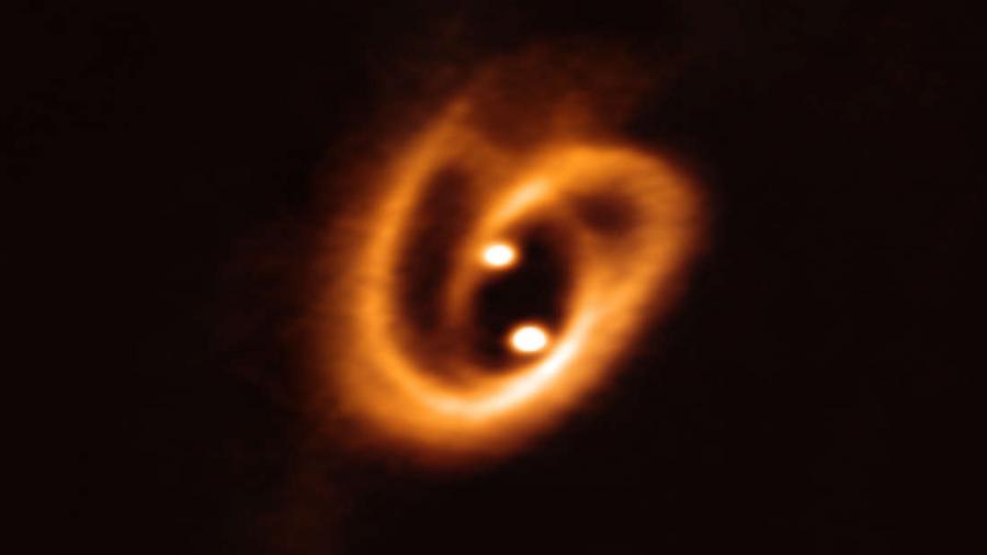 Астрономи заснеха двоична звездна система, родена в „космически прецел“