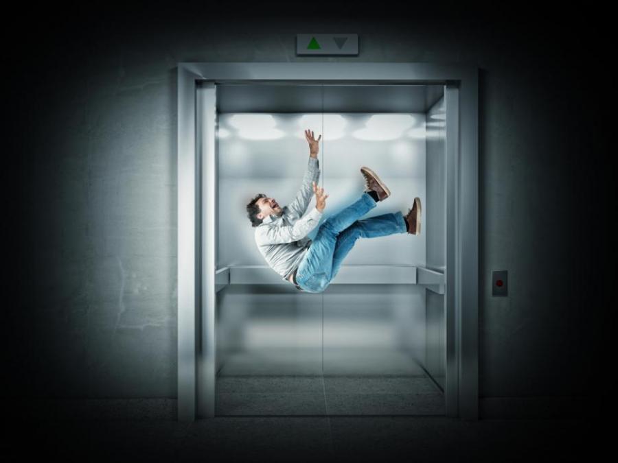 Може ли скок да ви спаси в падащ асансьор?