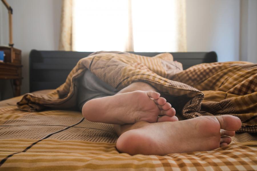  Защо заспиваме по-лесно с отвити крака?