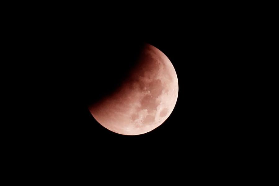 Най-продължителното пълно лунно затъмнение на века в снимки