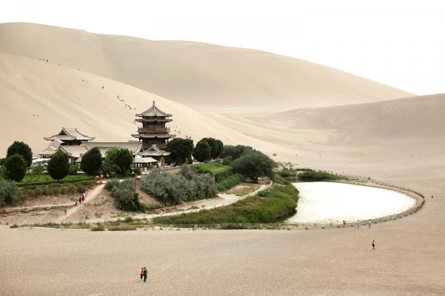 Едно необикновено езеро с формата на полумесец, скрито в пустиня в Китай