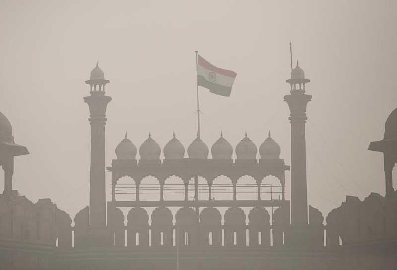 Ню Делхи: Да дишаш е все едно да изпушиш 44 цигари