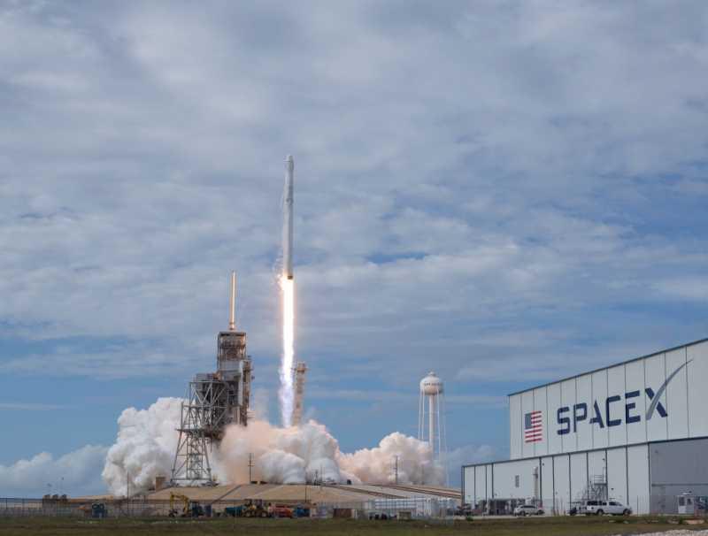 SpaceX изстреля успешно ракета Falcon 9