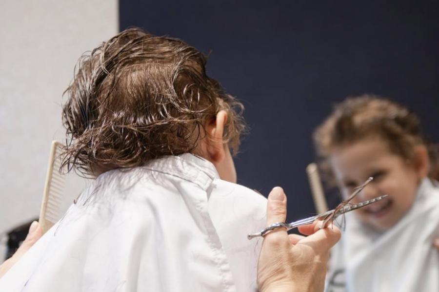  Децата имат страх от първото подстригване 