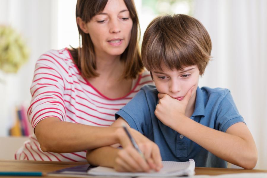 Защо не трябва да пишете домашните на децата си и други страхотни съвети за родители