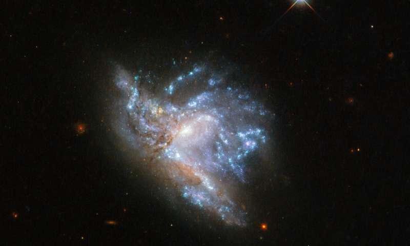 „Хъбъл“ улови зрелищния сблъсък на две галактики