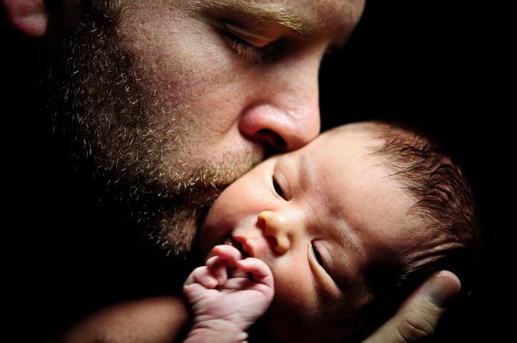 Разтапящи сърцето снимки на татковци и техните новородени бебета